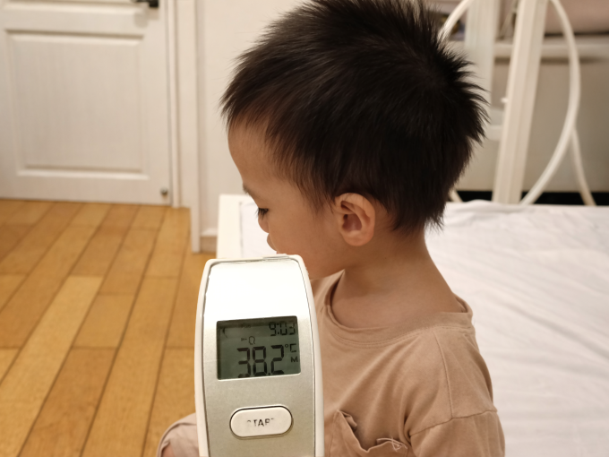 Bố mẹ cần chú ý thân nhiệt, biểu hiện của trẻ khi chăm con mắc tay chân miệng tại nhà. Ảnh: Hoàng Dương