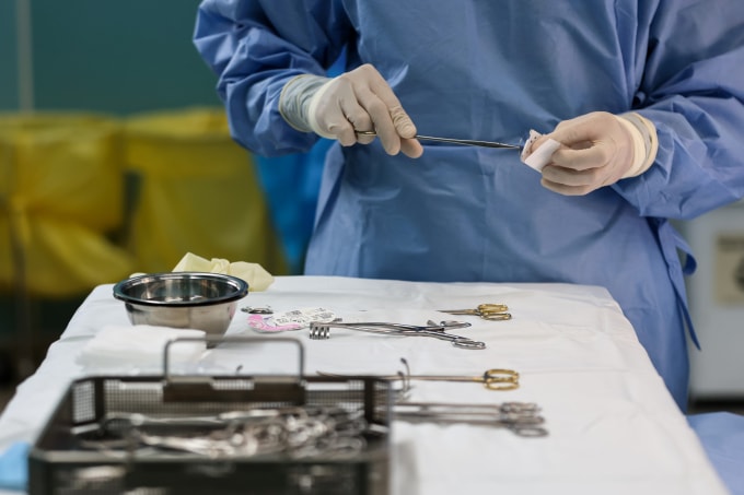 Nhân viên y tế trong phòng phẫu thuật Bệnh viện Quân y 175. Ảnh: Quỳnh Trần