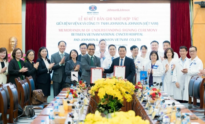 Ông Upendra Patkie - Tổng giám đốc Johnson & Johnson Innovative Medicine Việt Nam và lãnh đạo Bệnh viện K bắt tay sau nghi tức ký biên bản ghi nhớ. Ảnh: Johnson & Johnson