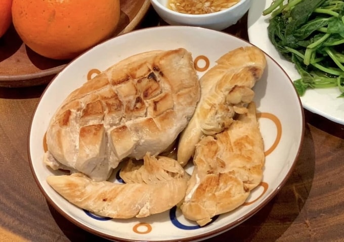 Ức gà bỏ da giàu protein nạc hỗ trợ giảm cân. Ảnh: Bạch Dương