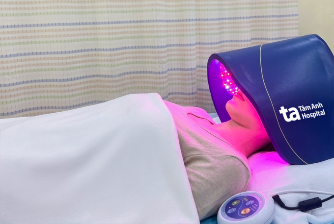 Chị Mến được chiếu đèn Led Celluma để kháng viêm, thúc đẩy quá trình lành thương. Ảnh: Bệnh viện Đa khoa Tâm Anh