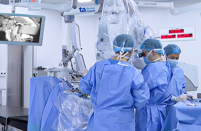 Ê-kíp tiến hành phẫu thuật lấy máu tụ nội sọ cho bệnh nhân. Ảnh: Bệnh viện Đa khoa Tâm Anh