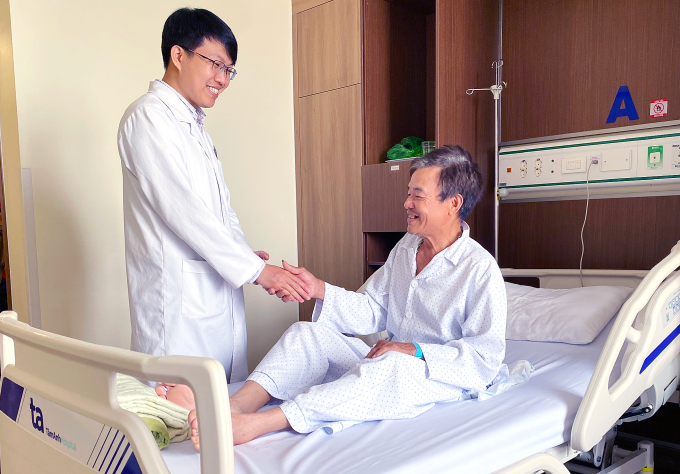 Bác sĩ Minh dặn dò ông Ờ trước khi xuất viện. Ảnh: Bệnh viện Đa khoa Tâm Anh