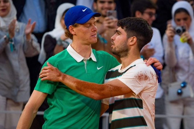 Sinner (trái) và Alcaraz sau chung kết Roland Garros 2025 trên sân Philippe Chatrier, Paris, Pháp tháng 6 năm ngoái. Ảnh: Reuters