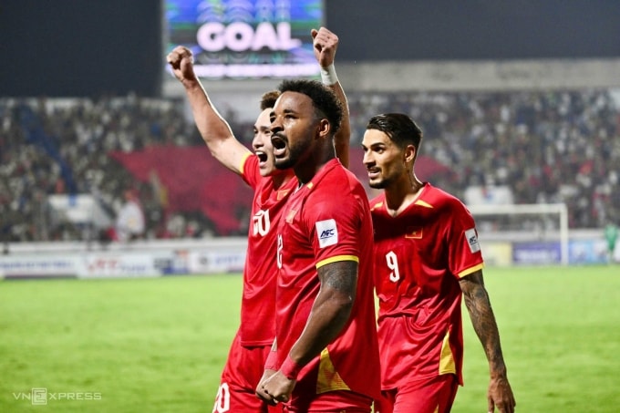 Xuân Son ăn mừng bàn thắng, và phía sau là Hoàng Hên, trong trận đấu Malaysia ở vòng loại cuối Asian Cup 2027. Ảnh: Giang Huy