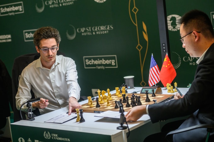 Fabiano Caruana (trái) trong ván thắng Vi Dịch ở vòng ba Candidates 2026 tại Pegeia, đảo Cyprus, hôm 31/3. Ảnh: FIDE