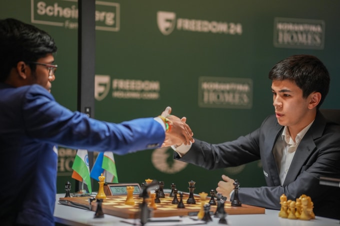 Sindarov (phải) bắt tay Praggnanandhaa sau chiến thắng. Ảnh: FIDE