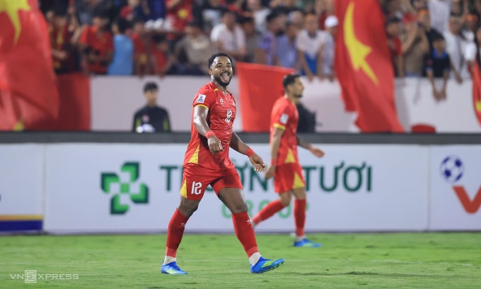 Tiền đạo  Nguyễn Xuân Son mừng sau khi ghi bàn trong trận Việt Nam thắng Malaysia 3-1 ở vòng loại Asian Cup 2027 trên sân Thiên Trường, phường Nam Định, tỉnh Ninh Bình, tối 31/3/2026. Ảnh: Đức Đồng