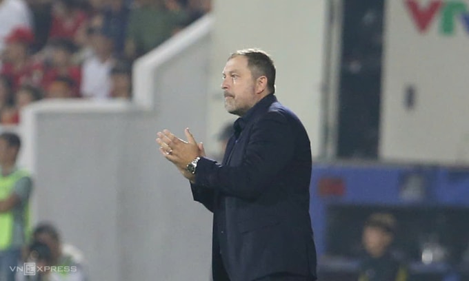 HLV Peter Cklamovski theo dõi trận Malaysia thua Việt Nam 1-3 ở vòng loại Asian Cup 2027 trên sân Thiên Trường, phường Nam Định, tỉnh Ninh Bình, tối 31/3/2026. Ảnh: Hiếu Lương