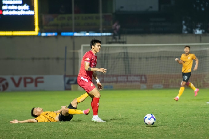 Đoàn Văn Hậu (áo đỏ) thi đấu trong trận Công an Hà Nội thắng Thanh Hóa 3-1 ở trận đấu bù vòng 10 V-League 2025-2026, trên sân Thanh Hóa ngày 24/2/2026. Ảnh: VPF