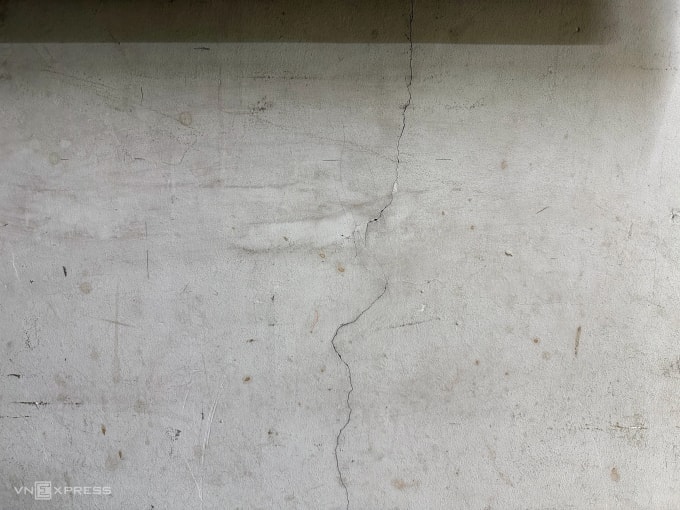 Vết nứt chạy dọc trên bề mặt tường bê tông, có hướng rõ ràng và độ rộng nhìn thấy bằng mắt thường. Ảnh: Bích Phương
