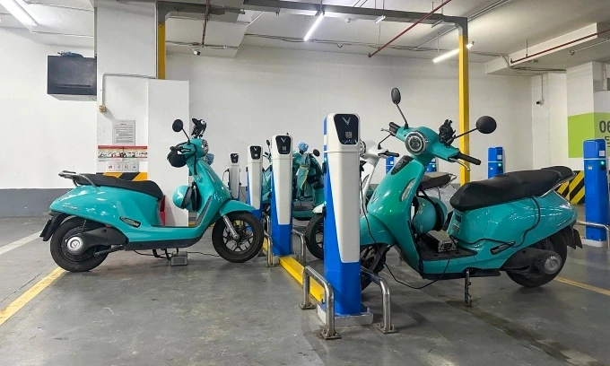 Khu vực xe điện sạc pin tại một trung tâm thương mại ở TP HCM. Ảnh: Thành Nhạn