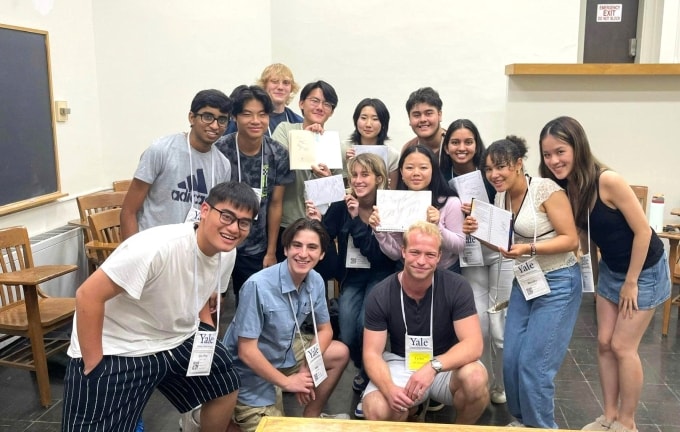 Phú (ngoài cùng bên trái) tham gia trại hè học thuật dành cho học sinh THPT của Đại học Yale, năm 2025. Ảnh: Nhân vật cung cấp