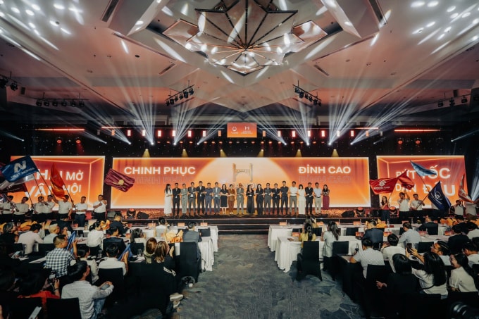 VLand Việt Nam trao chứng nhận đại lý phân phối chính thức dự án Hanoi Oriental cho 16 đơn vị. Ảnh: VLand Việt Nam