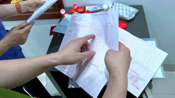 Công an khám xét, thu giữ tài liệu ở nơi ở bị can Lưu Tiến Chung. Ảnh: Công an cung cấp