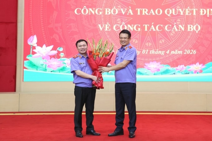 Viện trưởng VKSND Tối cao tặng hoa chúc mừng ông Đào Thịnh Cường. Ảnh: Phạm Nguyên