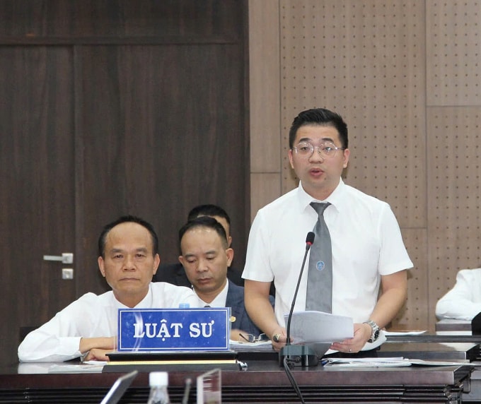 Luật sư Bùi Tuấn Anh trình bày bào chữa sáng 1/4. Ảnh: Danh Lam
