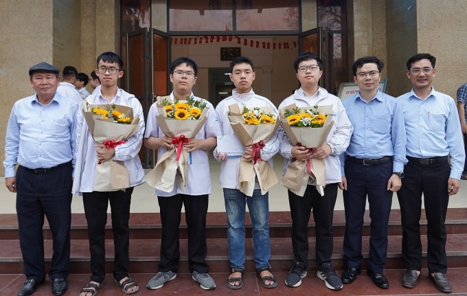 Các học sinh đội tuyển Toán trường THPT chuyên Khoa học tự nhiên, trường Đại học Khoa học tự nhiên, Đại học Quốc gia Hà Nội, trong buổi gặp gỡ với giáo viên, ban giám hiệu trường trước khi tham dự kỳ thi chọn đội tuyển Olympic, ngày 20/3. Ảnh: Fanpage nhà trường