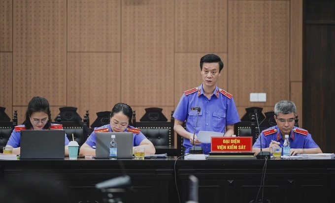 Đại diện VKSND Hà Nội công bố luận tội sánh 1/4. Ảnh: Danh Lam