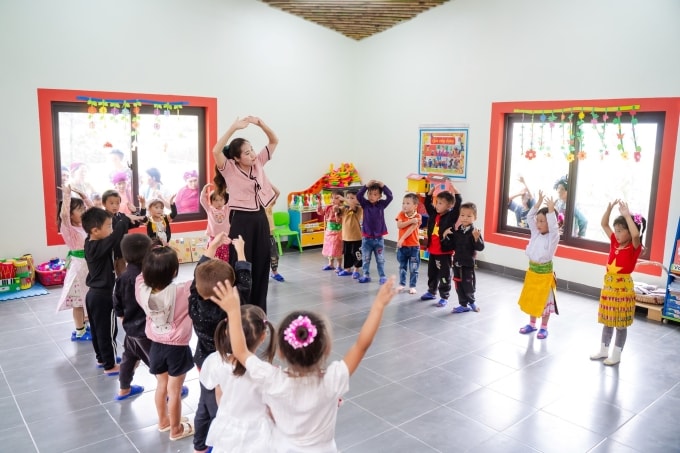 Giáo viên và học sinh Điểm trường Sảng Pả thuộc trường Mầm non Phố Cáo, Tuyên Quang, ngôi trường được đầu tư xây mới từ nguồn quỹ Edurun 2023. Ảnh: Vinschool