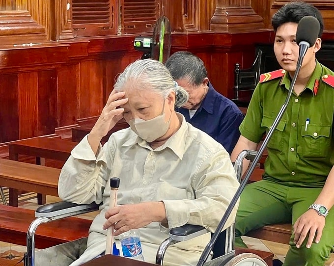 Bị cáo Nguyễn Thị Mai Toan cùng các bị cáo liên quan đến vụ án.