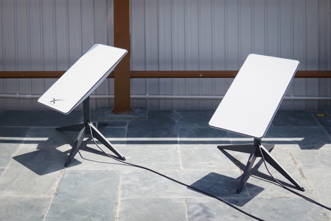 Thiết bị Internet vệ tinh Starlink của SpaceX trong lần thử nghiệm tại Hoà Lạc, Hà Nội, tháng 10/2023. Ảnh: Lưu Quý