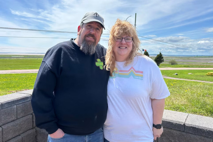 Ellen Robillard, phải, chụp ảnh cùng bạn đời khi thăm quê ngoại năm 2025. Ảnh: CNN