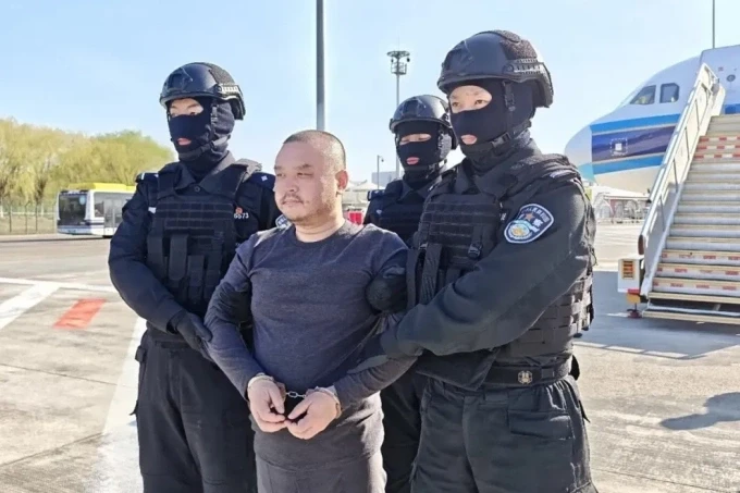 Li Xiong bị dẫn độ về Trung Quốc ngày 1/4. Ảnh: Bộ Công an Trung Quốc