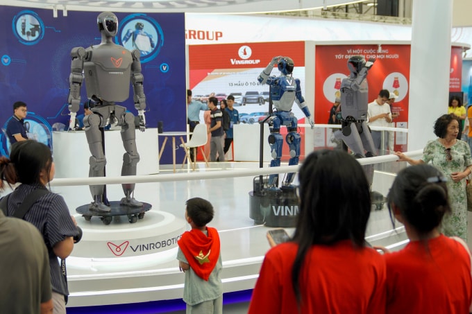 Người dân tham quan tại gian trưng bày robot tại Triển lãm thành tựu đất nước 80 năm, ngày 28/8/2025. Ảnh: Nguyễn Đông