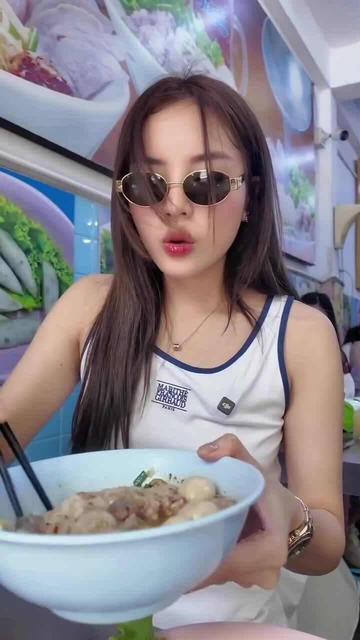 Quán mì Michelin bình dân ở Thái đông khách Việt