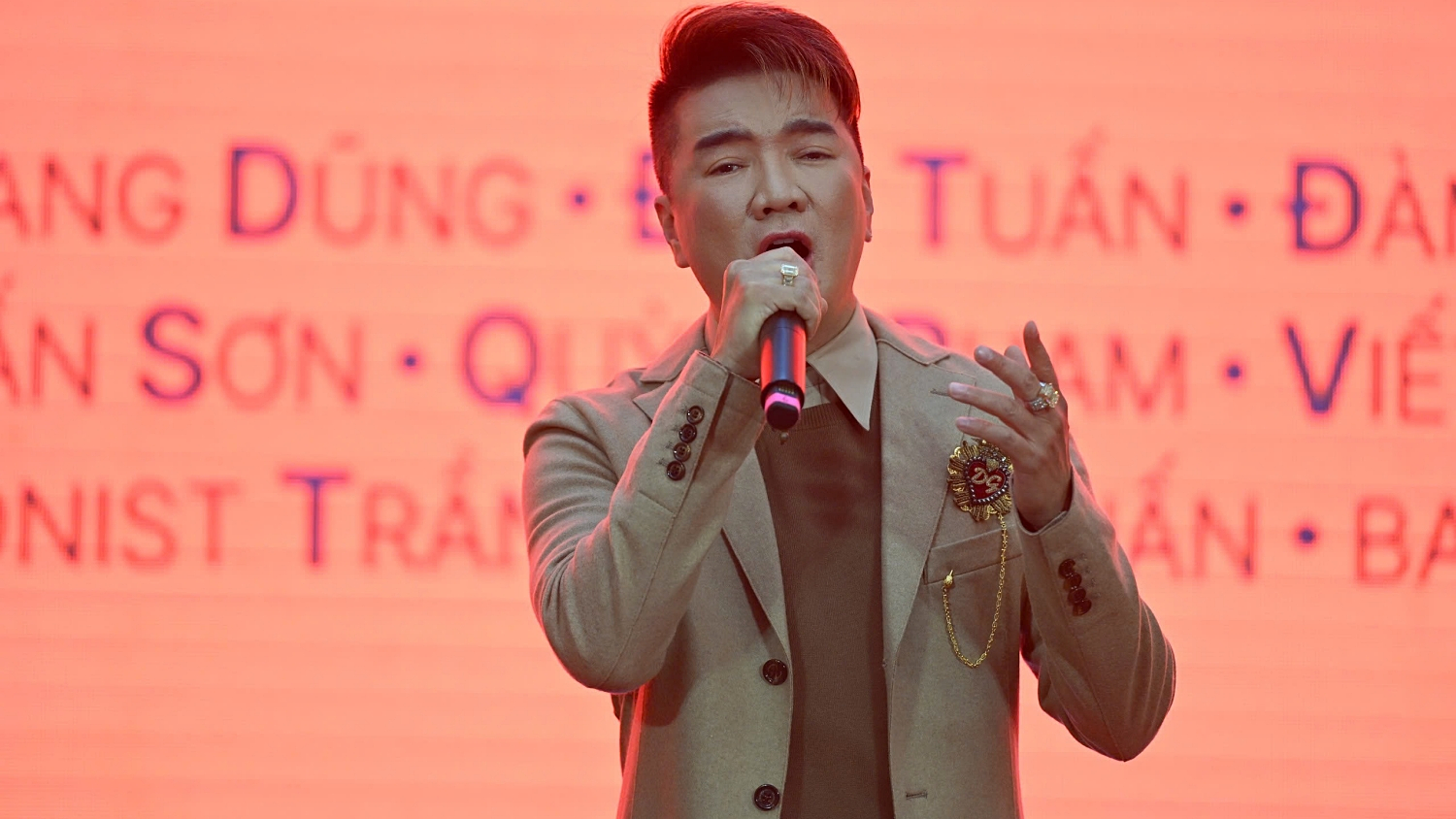 Đàm Vĩnh Hưng hát 