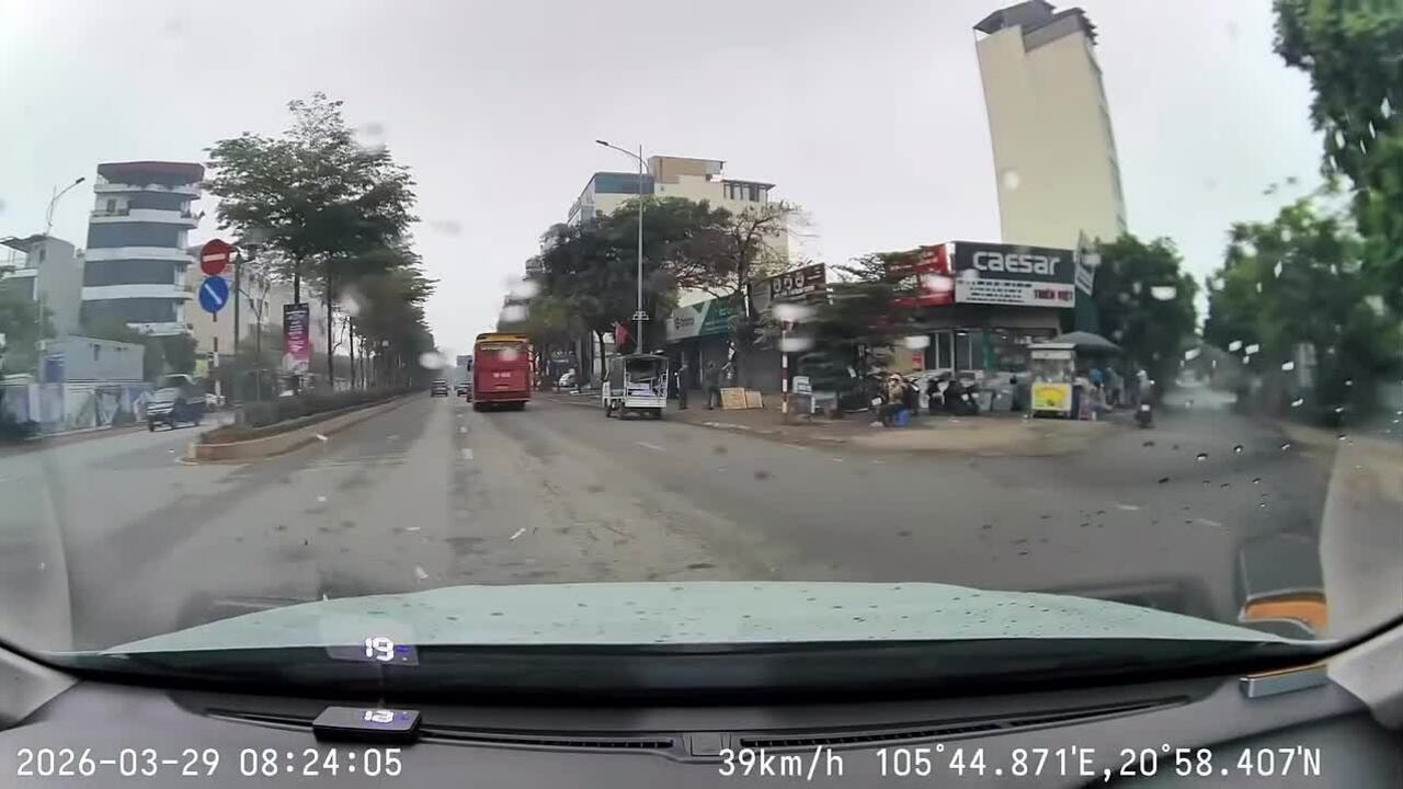 Hai ôtô đâm nhau tại nút giao- xe nào sai?