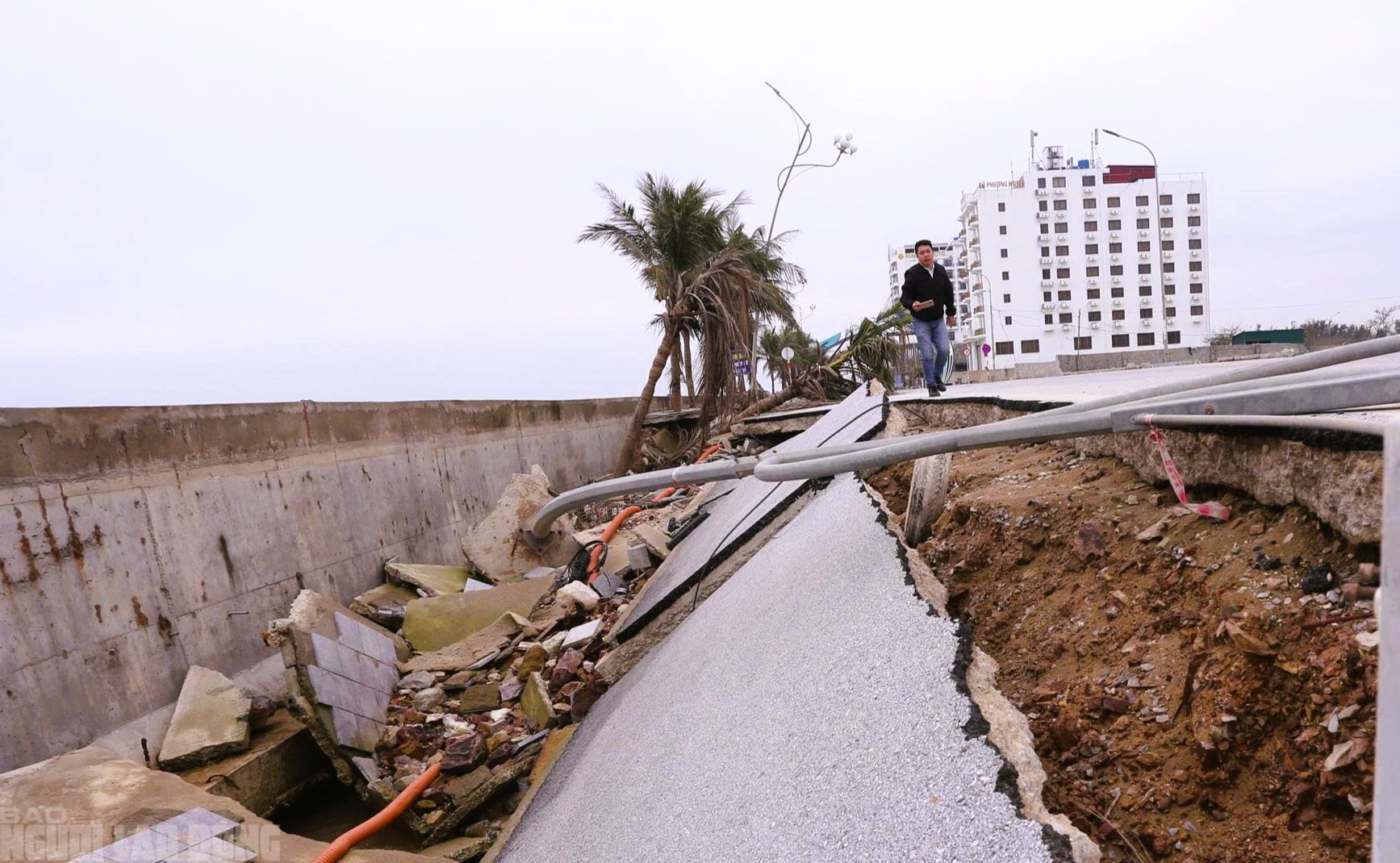 Sắp vào hè, bãi biển nổi tiếng ở Thanh Hóa vẫn tang hoang - Ảnh 8.
