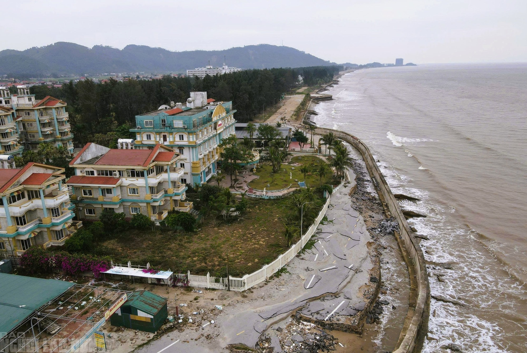 Sắp vào hè, bãi biển nổi tiếng ở Thanh Hóa vẫn tang hoang - Ảnh 5.