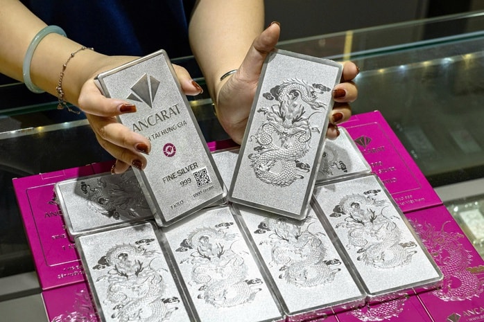 Giá bạc hôm nay 1-4: Tăng vọt theo vàng, bạc SBJ, Ancarat, Phú Quý xấp xỉ 3 triệu đồng/lượng - Ảnh 1.