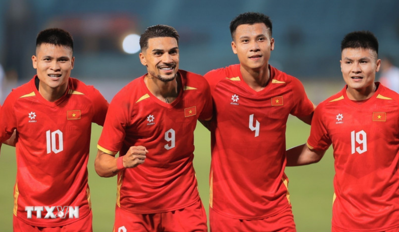 Tuyển Việt Nam tăng 5 bậc, trở lại top 100 thế giới- Ảnh 1. Tuyển Việt Nam tăng 5 bậc, trở lại top 100 thế giới- Ảnh 1.