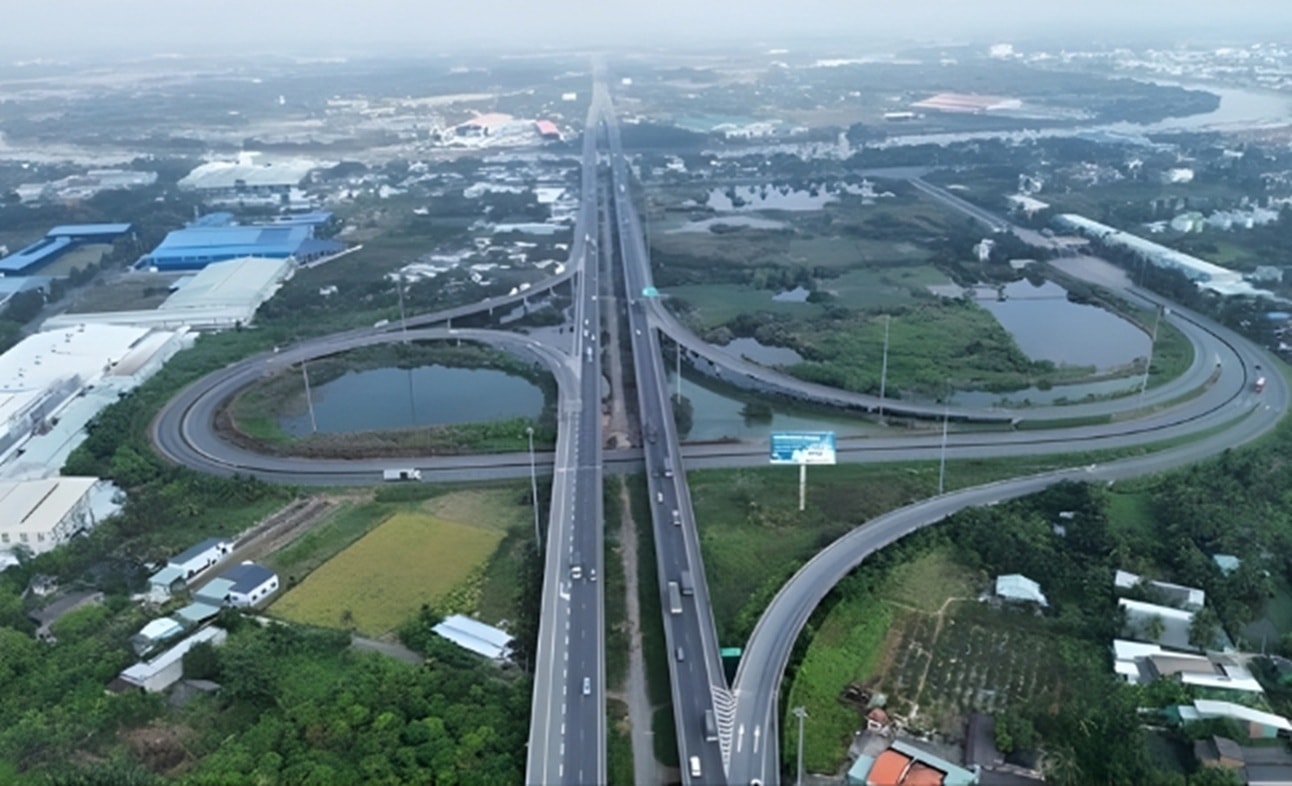 Hạ tầng giao thông liên vùng đang được đẩy mạnh đầu tư, tạo nền tảng phát triển cho khu Tây TP.HCM.