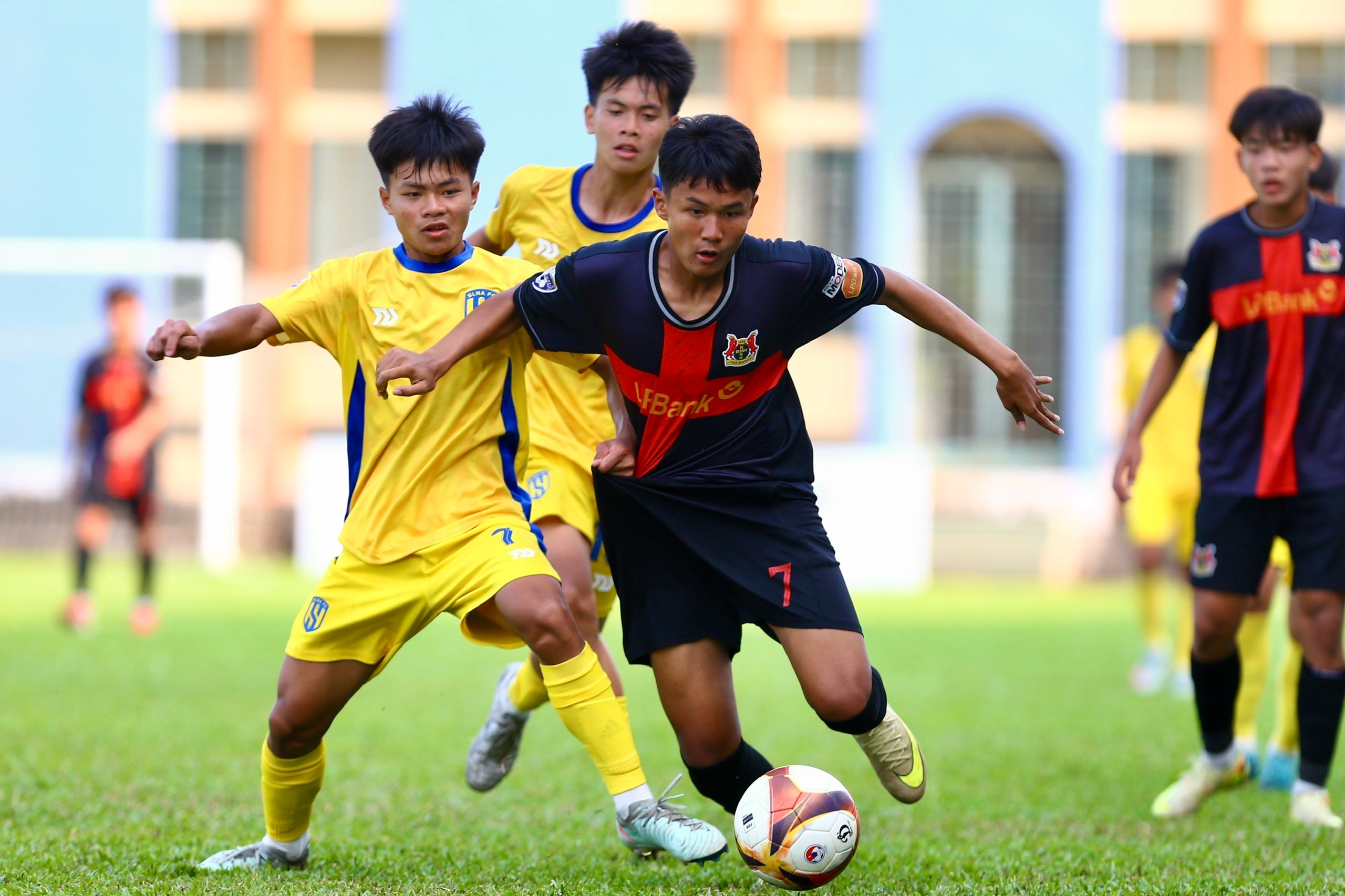 Sông Lam Nghệ An đánh bại Ninh Bình.