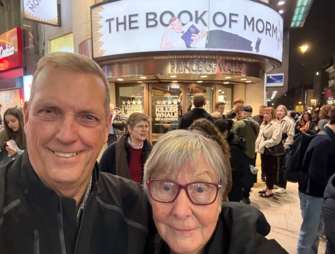 Bruce Newman và vợ chụp ảnh lưu niệm khi đến London, Anh hồi đầu tháng 3. Ảnh: CNN