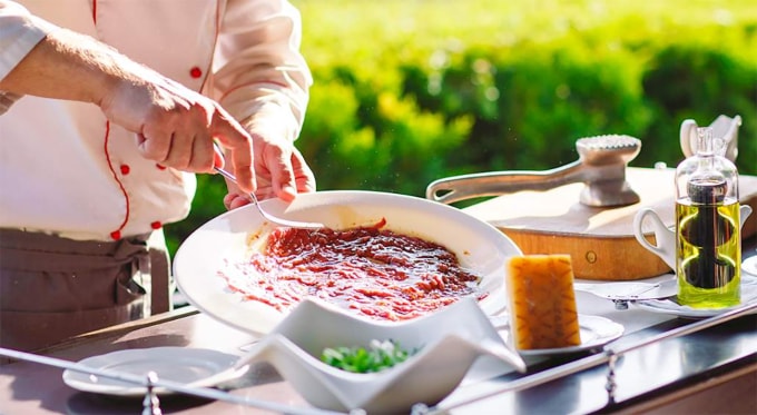 Đầu bếp chế biến món carpaccio. Ảnh: Taste Atlas