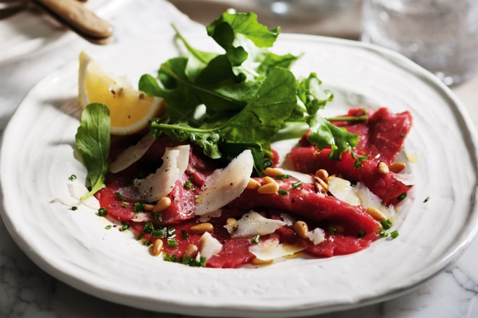 Carpaccio với các nguyên liệu truyền thống. Ảnh: Delicious.au