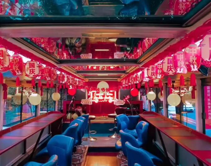 Chiếc xe buýt có thiết kế không gian hát karaoke phía trên, cho phép hành khách hát hò suốt hành trình. Ảnh: Baidu