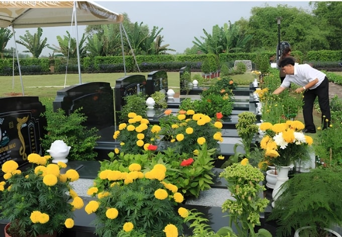 Người dân tảo mộ dịp đầu năm. Ảnh: An San