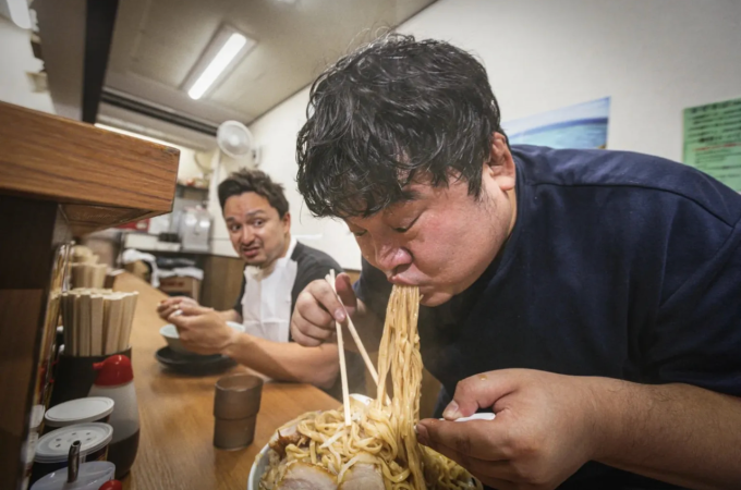 Nhiều du khách nước ngoài bất ngờ với thói quan húp mì thành tiếng của người Nhật. Ảnh: Pakutaso/SoraNews24