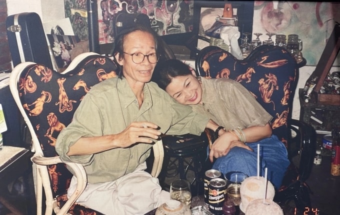 Danh ca Khánh Ly hội ngộ Trịnh Công Sơn tại nhà riêng của ông ở hẻm Phạm Ngọc Thạch (quận 3 cũ), TP HCM năm 1997, một trong những lần cuối cả hai gặp nhau. Ảnh: Dương Minh Long