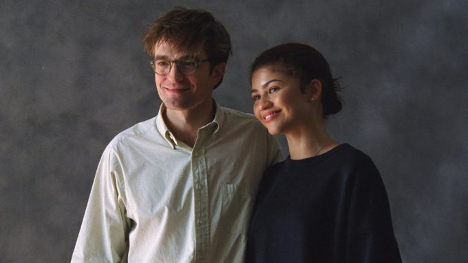 Diễn viên Zendaya (phải) và Robert Pattinson trong phim The Drama. Ảnh: A24