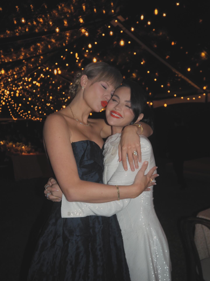Taylor Swift và Selena Gomez tại hôn lễ của Selena hồi tháng 9/2025. Cả hai là bạn thân với nhau gần 20 năm. Ảnh: Instagram Selena Gomez