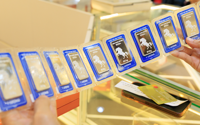 Khách hàng giao dịch bạc Nhất mã đại thành. Ảnh: Sacombank-SBJ