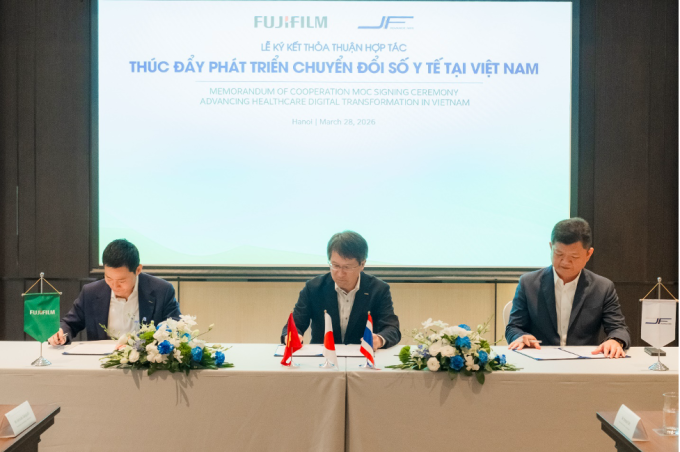Đại diện Fujifilm và J.F. Advance Med tại lễ ký hợp tác. Ảnh: Fujifilm