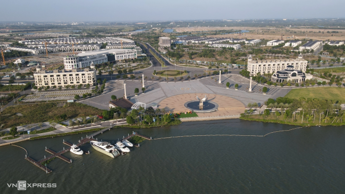 Một góc quảng trường của dự án Aqua City nằm cạnh sông, có bên du thuyền để kết nối giao thông đường thủy. Ảnh: Phước Tuấn